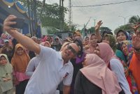 Wali Kota Cilegon Helldy Agustian saat foto bersama warga Randakari usai senam sehat bersama. (Istimewa)