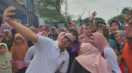 Wali Kota Cilegon Helldy Agustian saat foto bersama warga Randakari usai senam sehat bersama. (Istimewa)