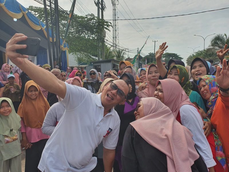 Wali Kota Cilegon Helldy Agustian saat foto bersama warga Randakari usai senam sehat bersama. (Istimewa)