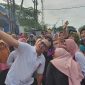 Wali Kota Cilegon Helldy Agustian saat foto bersama warga Randakari usai senam sehat bersama. (Istimewa)