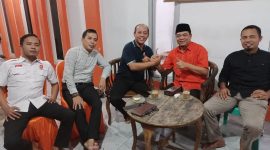 Ketua DPD PKS Lebak, Iip Makmur (oranye) dan Ketua DPD NasDem Lebak, Dedi Jubaedi saat berjabat tangan usai pertemuan khusus di DPD PKS Lebak. (Istimewa)