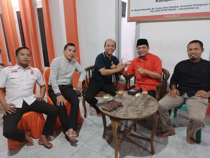 Ketua DPD PKS Lebak, Iip Makmur (oranye) dan Ketua DPD NasDem Lebak, Dedi Jubaedi saat berjabat tangan usai pertemuan khusus di DPD PKS Lebak. (Istimewa)
