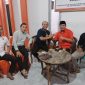 Ketua DPD PKS Lebak, Iip Makmur (oranye) dan Ketua DPD NasDem Lebak, Dedi Jubaedi saat berjabat tangan usai pertemuan khusus di DPD PKS Lebak. (Istimewa)