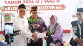 Walikota Cilegon, Helldy Agustian saat melepas jemaah calon haji kota Cilegon. (Istimewa)