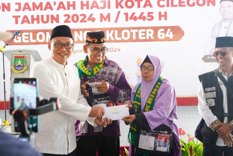 Walikota Cilegon, Helldy Agustian saat melepas jemaah calon haji kota Cilegon. (Istimewa)
