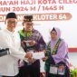 Walikota Cilegon, Helldy Agustian saat melepas jemaah calon haji kota Cilegon. (Istimewa)