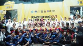 Helldy Agustian (tengah) saat foto bersama dalam acara. (Istimewa)
