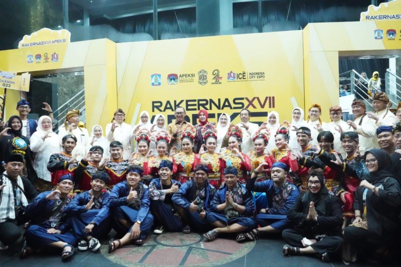 Helldy Agustian (tengah) saat foto bersama dalam acara. (Istimewa)