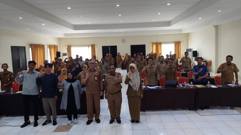 Sekda Kota Cilegon, Maman Mauludin saat foto bersama dengan peserta Bimtek pengelola barang milik daerah (istimewa)