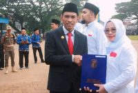 Sekda Lebak, Budi Santoso saat memberikan SK PPPK. (Istimewa)