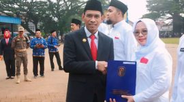 Sekda Lebak, Budi Santoso saat memberikan SK PPPK. (Istimewa)