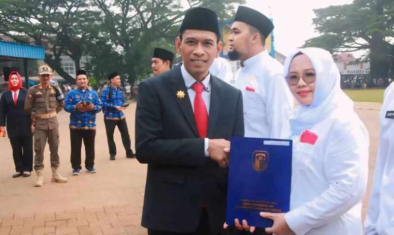 Sekda Lebak, Budi Santoso saat memberikan SK PPPK. (Istimewa)