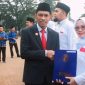 Sekda Lebak, Budi Santoso saat memberikan SK PPPK. (Istimewa)