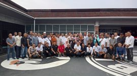 Moch. Nabil Jayabaya Ketua Tim Pemenangan Bakal Calon Bupati Lebak Hasbi Jayabaya saat foto bersama dengan elemen masyarakat. (Istimewa)