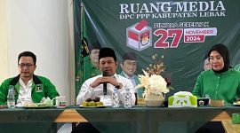 Ketua PCNU Kabupaten Lebak, Syaepudin Asy Syadzily saat menyerahkan berkas pendaftaran ke PPP. (Istimewa)