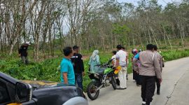 Pihak kepolisian saat melakukan olah TKP perampokan di perkebunan karet. (Istimewa)