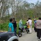 Pihak kepolisian saat melakukan olah TKP perampokan di perkebunan karet. (Istimewa)
