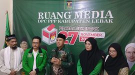 Wakil Walikota Cilegon, Sanuji Pentamarta saat mengembalikan berkas ke PPP. (DAILYHITS)
