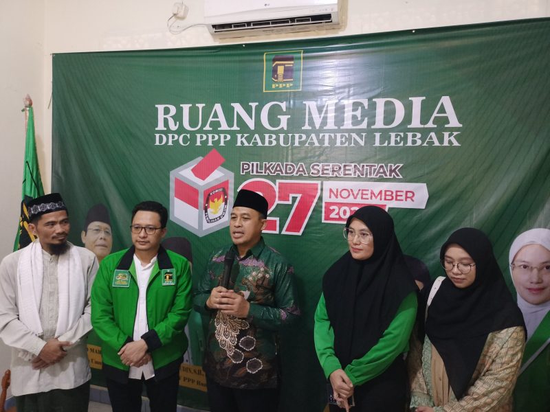 Wakil Walikota Cilegon, Sanuji Pentamarta saat mengembalikan berkas ke PPP. (DAILYHITS)
