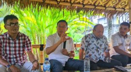 Bakal Calon Bupati Lebak, Dede Supriyadi (tengah) saat menggelar konferensi pers. (Istimewa)