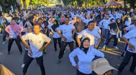 Kapolres Lebak, AKBP Suyono, Sekda Lebak, Busi Santoso saat mengikuti jalan sehat HUT Bhayangkara ke 78. (Istimewa)