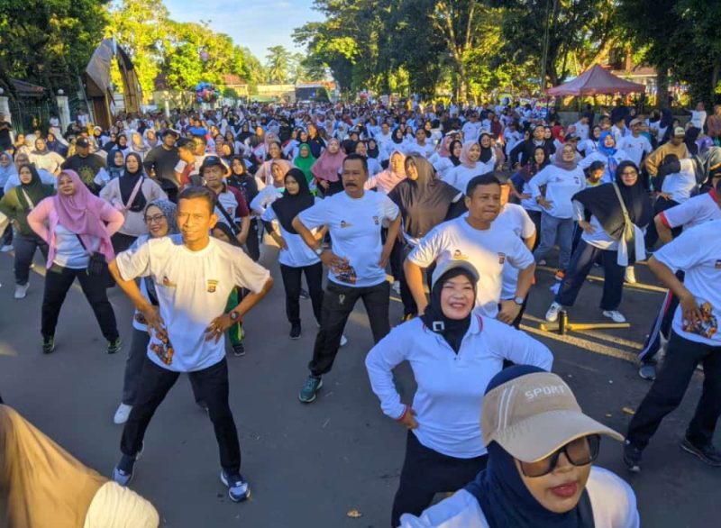 Kapolres Lebak, AKBP Suyono, Sekda Lebak, Busi Santoso saat mengikuti jalan sehat HUT Bhayangkara ke 78. (Istimewa)
