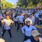 Kapolres Lebak, AKBP Suyono, Sekda Lebak, Busi Santoso saat mengikuti jalan sehat HUT Bhayangkara ke 78. (Istimewa)