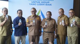 Walikota Cilegon, Helldy Agustian saat melaunching air minum kemasan Ci Legon. (Istimewa)
