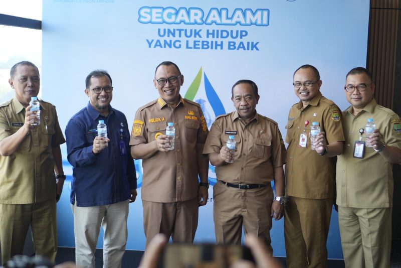 Walikota Cilegon, Helldy Agustian saat melaunching air minum kemasan Ci Legon. (Istimewa)