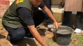 Ketua Bidang III HIPMI Banten, Osep Mulyawan Sudirman Karis saat melakukan peletakan batu pertama pembangunan masjid Baitul HIPMI di Kecamatan Cileles, Kabupaten Lebak. (Istimewa)