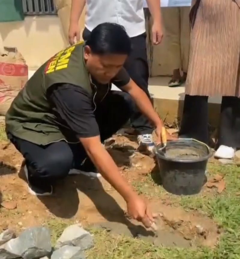 Ketua Bidang III HIPMI Banten, Osep Mulyawan Sudirman Karis saat melakukan peletakan batu pertama pembangunan masjid Baitul HIPMI di Kecamatan Cileles, Kabupaten Lebak. (Istimewa)