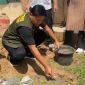 Ketua Bidang III HIPMI Banten, Osep Mulyawan Sudirman Karis saat melakukan peletakan batu pertama pembangunan masjid Baitul HIPMI di Kecamatan Cileles, Kabupaten Lebak. (Istimewa)