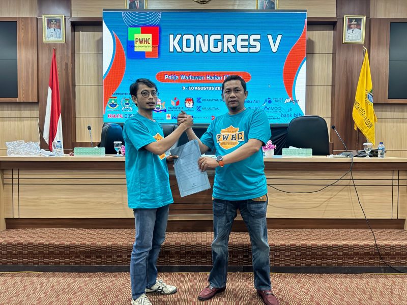 Ardiansyah (kanan) dipercaya menjadi Ketua Pokja Wartawan Harian Cilegon. (Istimewa)