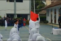 Menteri Pendidikan, Nadiem Makarim saat menjadi pembina upacara di SMAN 1 Rangkasbitung dalam rangka HUT RI ke 79. (Istimewa)