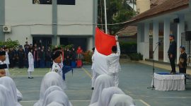 Menteri Pendidikan, Nadiem Makarim saat menjadi pembina upacara di SMAN 1 Rangkasbitung dalam rangka HUT RI ke 79. (Istimewa)