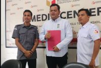 Anggota DPRD Lebak, Regen Abdul Aris saat memenuhi panggilan klarifikasi Bawaslu atas dugaan kasus colong start kampanye. (Istimewa)