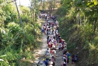 Warga Cikamunding saat melakukan perbaikan jalan. (Istimewa)