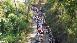 Warga Cikamunding saat melakukan perbaikan jalan. (Istimewa)