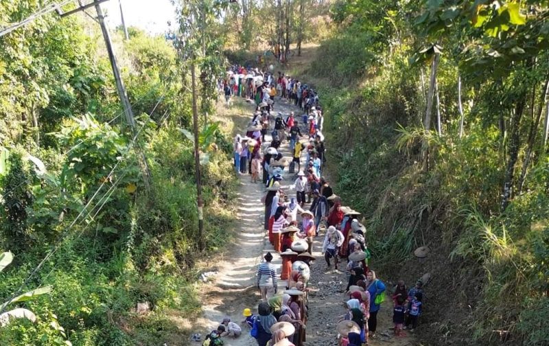 Warga Cikamunding saat melakukan perbaikan jalan. (Istimewa)