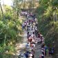 Warga Cikamunding saat melakukan perbaikan jalan. (Istimewa)
