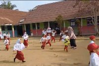 Pelajar SDN 3 Wanasalam saat belajar mitigasi Gempa bumi. (Istimewa)