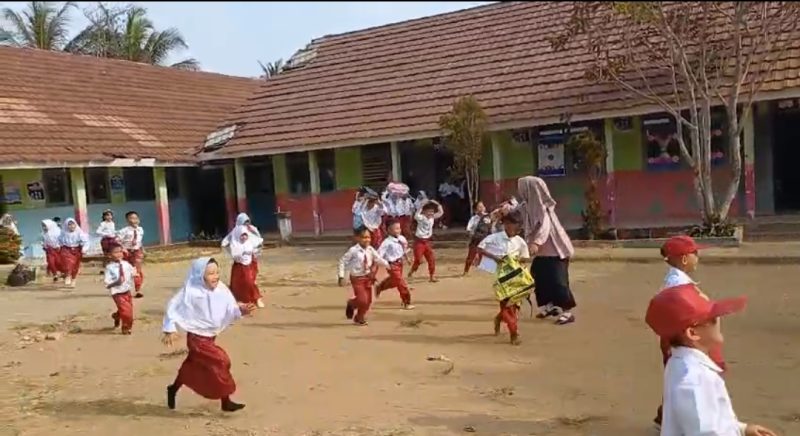 Pelajar SDN 3 Wanasalam saat belajar mitigasi Gempa bumi. (Istimewa)