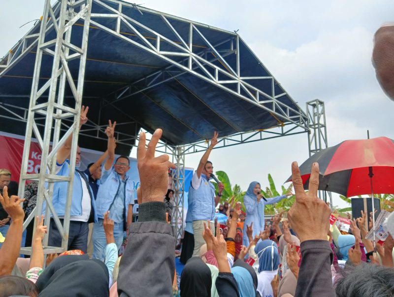 Bakal Calon Bupati Serang, Ratu Rachmatu Zakiyah dan Charly Setia Band menyapa warga Lebak Wangi, Serang (DailyHits)
