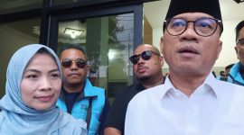 Bakal Calon Bupati Serang, Ratu Rachmatu Zakiyah dan sangat Suami Yandri Susanto saat menghadiri undangan klarifikasi dari Bawaslu (Dailyhits.id)