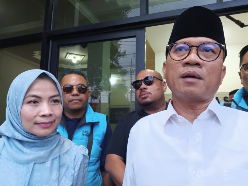 Bakal Calon Bupati Serang, Ratu Rachmatu Zakiyah dan sangat Suami Yandri Susanto saat menghadiri undangan klarifikasi dari Bawaslu (Dailyhits.id)