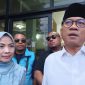 Bakal Calon Bupati Serang, Ratu Rachmatu Zakiyah dan sangat Suami Yandri Susanto saat menghadiri undangan klarifikasi dari Bawaslu (Dailyhits.id)