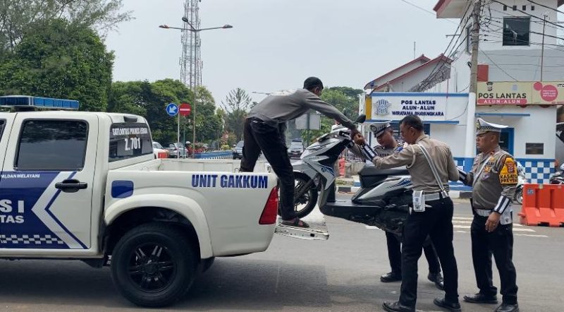 Satlantas Polres Lebak saat mengamankan kendaraan yang terjaring operasi zebra maung 2024. (Istimewa)