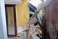 Kediaman milik Badrudin ambruk usai diterjang hujan dan terdampak getaran gempa Sukabumi beberapa waktu lalu. (Istimewa)