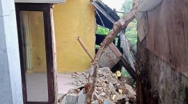 Kediaman milik Badrudin ambruk usai diterjang hujan dan terdampak getaran gempa Sukabumi beberapa waktu lalu. (Istimewa)