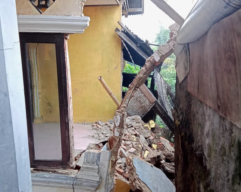 Kediaman milik Badrudin ambruk usai diterjang hujan dan terdampak getaran gempa Sukabumi beberapa waktu lalu. (Istimewa)